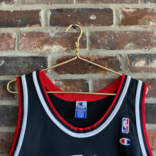 Load image into Gallery viewer, VINTAGE CHICAGO BULLS SCOTTIE PIPPEN #33 CHAMPION NBA JERSEY
