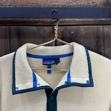 Load image into Gallery viewer, VINTAGE PATAGONIA BUTTON-UP FLEECE CREME AND DARK GREEN
