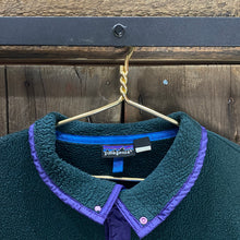 Load image into Gallery viewer, VINTAGE PATAGONIA BUTTON-UP FLEECE DARK GREEN

